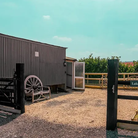 Swallowfield Glamping- Lake View Yeovil Exterior photo