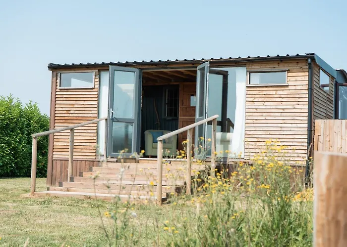 Swallowfield Glamping- Lake View
