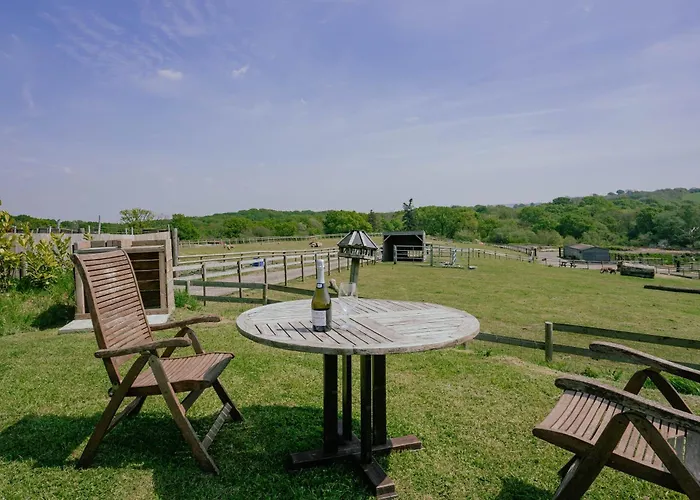 Swallowfield Glamping- Lake View