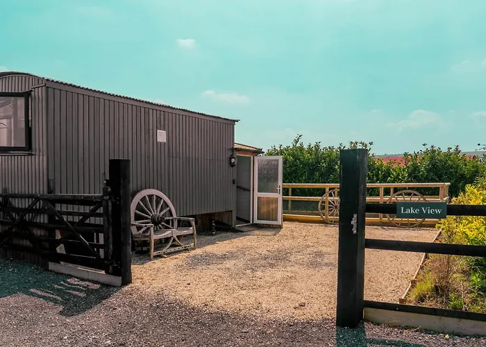 Swallowfield Glamping- Lake View